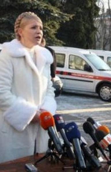 Над Тимошенко сгущаются тучи: задержан чиновник Минздрава, покупавший в 2009 году машины скорой помощи под гарантии Кабмина 