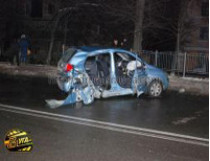 В Киеве Hyundai зацепив Kia влетел в столб: два пассажира, которых от силы удара выбросило из авто, погибли под колесами встречного Opel