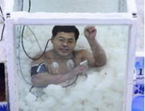 Китаец Цзинь Сунхао установил новый рекорд пребывания обнаженного человека во льду 