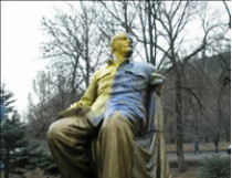 А Ленин такой&#133; желто-голубой: в Донецкой области вождя пролетариата покрасили местные патриоты