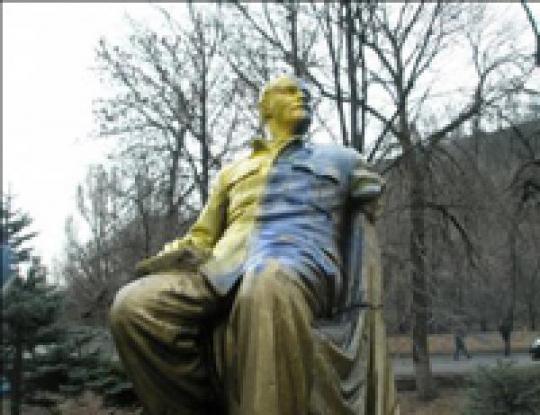 А Ленин такой&#133; желто-голубой: в Донецкой области вождя пролетариата покрасили местные патриоты