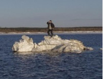 Чтобы спастигоре-рыбака на Кременчугском водохранилище, спасатели преодолели пешком четыре километра, таща за собой резиновую лодку