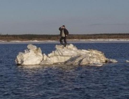 Чтобы спастигоре-рыбака на Кременчугском водохранилище, спасатели преодолели пешком четыре километра, таща за собой резиновую лодку