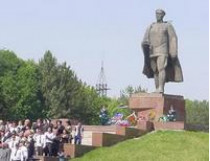 В Ташкенте памятник Герою Советского Союза сносили шестью бульдозерами под усиленной милицейской охраной