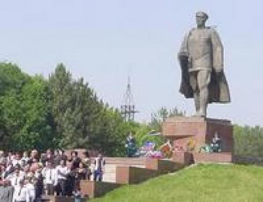 В Ташкенте памятник Герою Советского Союза сносили шестью бульдозерами под усиленной милицейской охраной