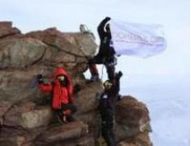 Донецкие альпинисты первыми в мире покорили безымянную вершину в Антарктиде (фото)