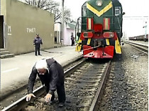80-летний дагестанец сдвинул с места и протащил за собой локомотив весом 126 тонн, привязав его к волосам