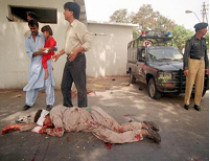 В Пакистане снова теракт, смертник на машине подорвал участок полиции: погибло 18 человек