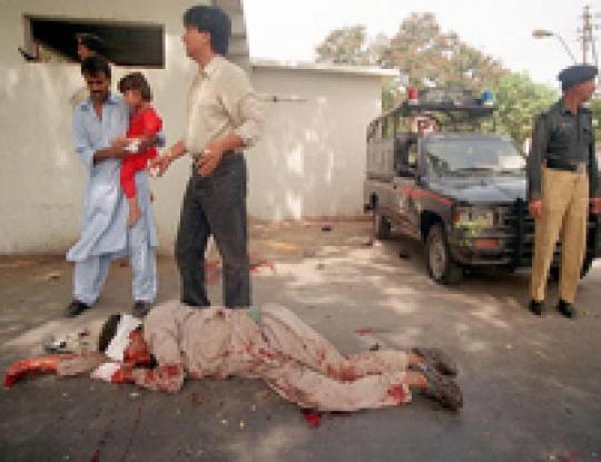 В Пакистане снова теракт, смертник на машине подорвал участок полиции: погибло 18 человек