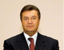 Янукович пообещал, что будет требовать неуклонного увеличения размеров прожиточного минимума и увеличил зарплату чиновникам