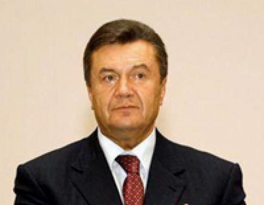 Янукович пообещал, что будет требовать неуклонного увеличения размеров прожиточного минимума и увеличил зарплату чиновникам
