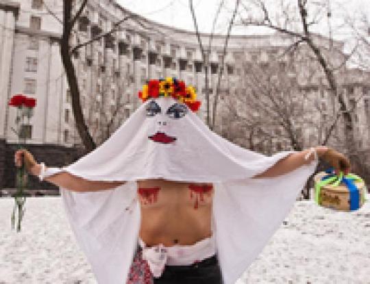 Суд почтитал правомерным трясти грудью под Кабмином для юных активисток «FEMEN»