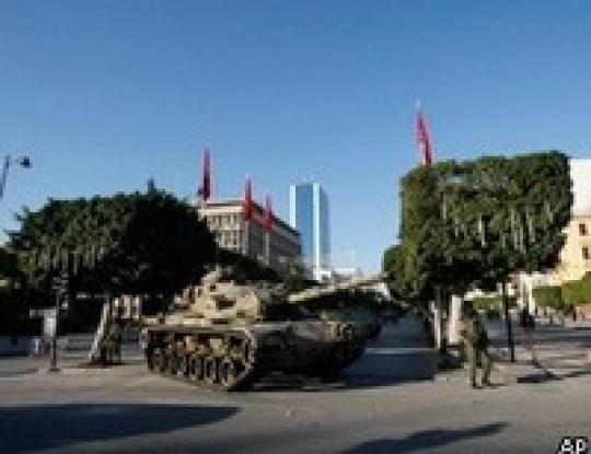 В Тунисе введен комендантский час после попытки государственного переворота, второго за последний месяц 