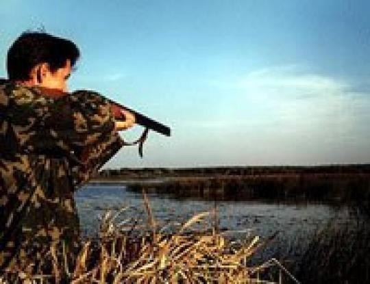 В Винницкой области охотник-«самоучка» случайным выстрелом из ружья ранил друга в спину