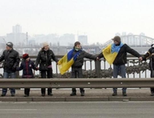 В День Соборности в Киеве развернули флаг Украины размером 45 на 30 метров 