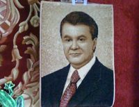 На рынке «Рада» вывесили напольный коврик с ликом Януковича и оценили его в 10 тысяч гривен