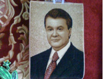 На рынке «Рада» вывесили напольный коврик с ликом Януковича и оценили его в 10 тысяч гривен