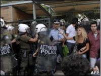 Греческая полиция выгнала протестующих с Акрополя