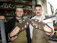 «сандалии 60-го размера для самого высокого человека в мире&nbsp;— украинца леонида стадника&nbsp;— мы сшили из очень прочной кожи. Обычно из нее делают ремни, барсетки и чехлы для ружей»