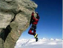 В Шотландии выжил альпинист после падения с высоты в 305 метров
