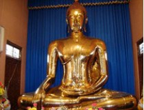 В Таиланде десятки тысяч тайцев прощаются с буддийским монахом, собравшим в период кризиса для государства 12 тонн золота