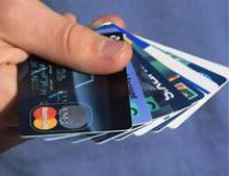 Присвоив кредитную карточку клиента, менеджер банка увеличила его задолженность в шесть раз