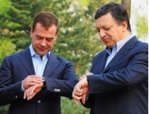 Медведев единолично отменил в России переход на зимнее/летнее время