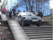 В Симферополе таксист под «кайфом» на автомобиле «взял штурмом»&#133; лестницу
