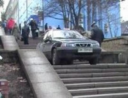 В Симферополе таксист под «кайфом» на автомобиле «взял штурмом»&#133; лестницу