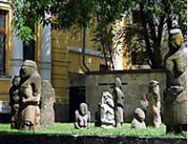 Днепропетровские скульпторы и кузнецы сделали копии уникальных старинных орудий труда, посуды древнего человека и даже фигурки половецких баб