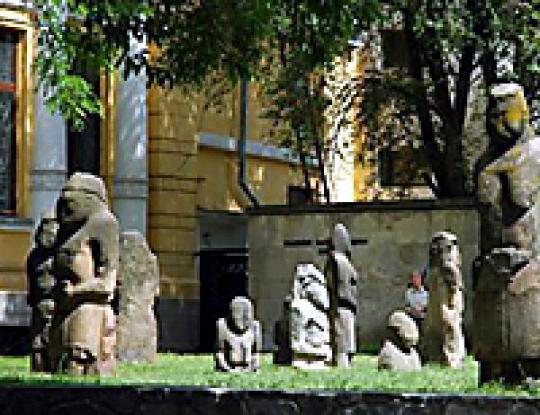 Днепропетровские скульпторы и кузнецы сделали копии уникальных старинных орудий труда, посуды древнего человека и даже фигурки половецких баб