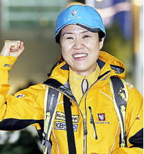 44-летняя жительница южной кореи стала первой в мире женщиной, покорившей 14 самых высоких горных вершин на планете
