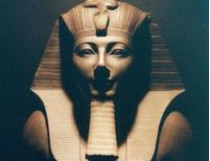статуя Тутанхамона
