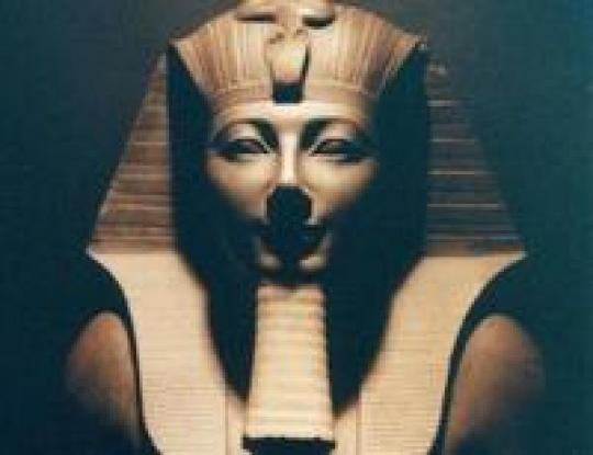 статуя Тутанхамона