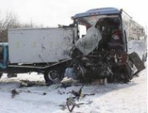 В столкновении пассажирского автобуса и двух грузовиков в Донецкой области три человека погибли и один тяжело травмирован (фото)