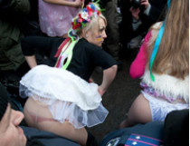 Активисткам FEMEN не дали показать попы Берлускони