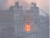 В Луганске поликлиника сгорела почти дотла через несколько часов после объявления о передаче здания частной структуре (фото) 
