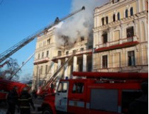 Власти Луганска заявили о намерении восстановить почти сгоревшее сегодня историческое здание городской поликлиники