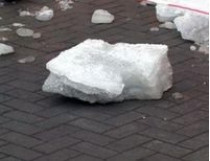 С крыши здания Киевского транспортного университета на 19-летнего студента свалилась глыба льда
