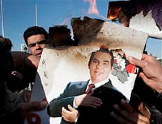 Уже два дня свергнутый президент Туниса пребывает в коме после инсульта