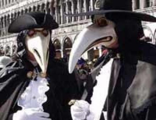 Венецианцы сегодня напьются вина из фонтана. Город на островах вечером открывает свой знаменитый карнавал 