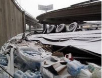 В Киеве фура, загруженная десятками тонн соков и вод, сорвалась с эстакады возле станции метро «Выдубичи» (фото)