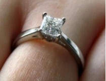 Бездомный американец хочет вернуть владелице золотое кольцо с бриллиантами, поданное ему в виде милостыни 