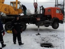 Донецкие спасатели успешно достали из люка водопроводного колодца&#133; коня
