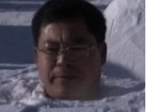 Китаец 46 минут просидел по шею в снегу