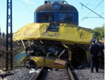 До конца апреля этого года «Укрзалiзниця» обещает достроить путепровод на железнодорожном перегоне под марганцем, где минувшей осенью в ДТП погибли 45 человек