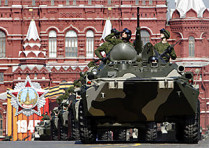 на красной площади в москве впервые участвовали солдаты и офицеры стран нато
