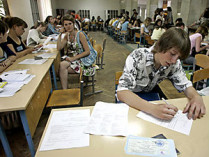В киевский национальный университет можно подавать документы на пять специальностей одновременно, а в киево-могилянскую академию нельзя поступить без 124 баллов даже по непрофильному предмету