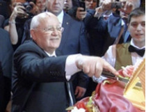 Горбачев разрезает торт
