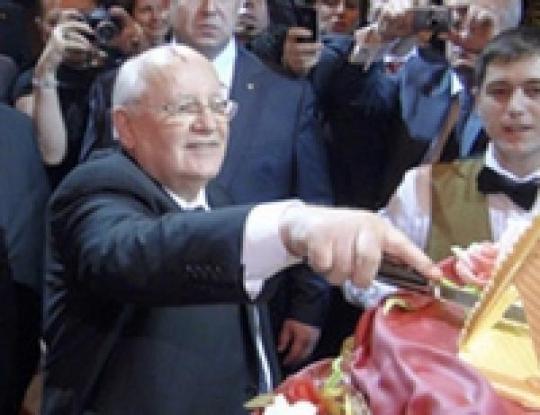 Горбачев разрезает торт